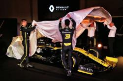 雷速体育电脑版官网-雷诺车队鏖战红牛二队，皮亚斯特里统治全场的简单介绍