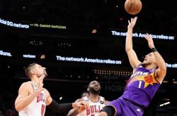 雷速体育比分官网-公牛鏖战江苏队，布克点燃赛场