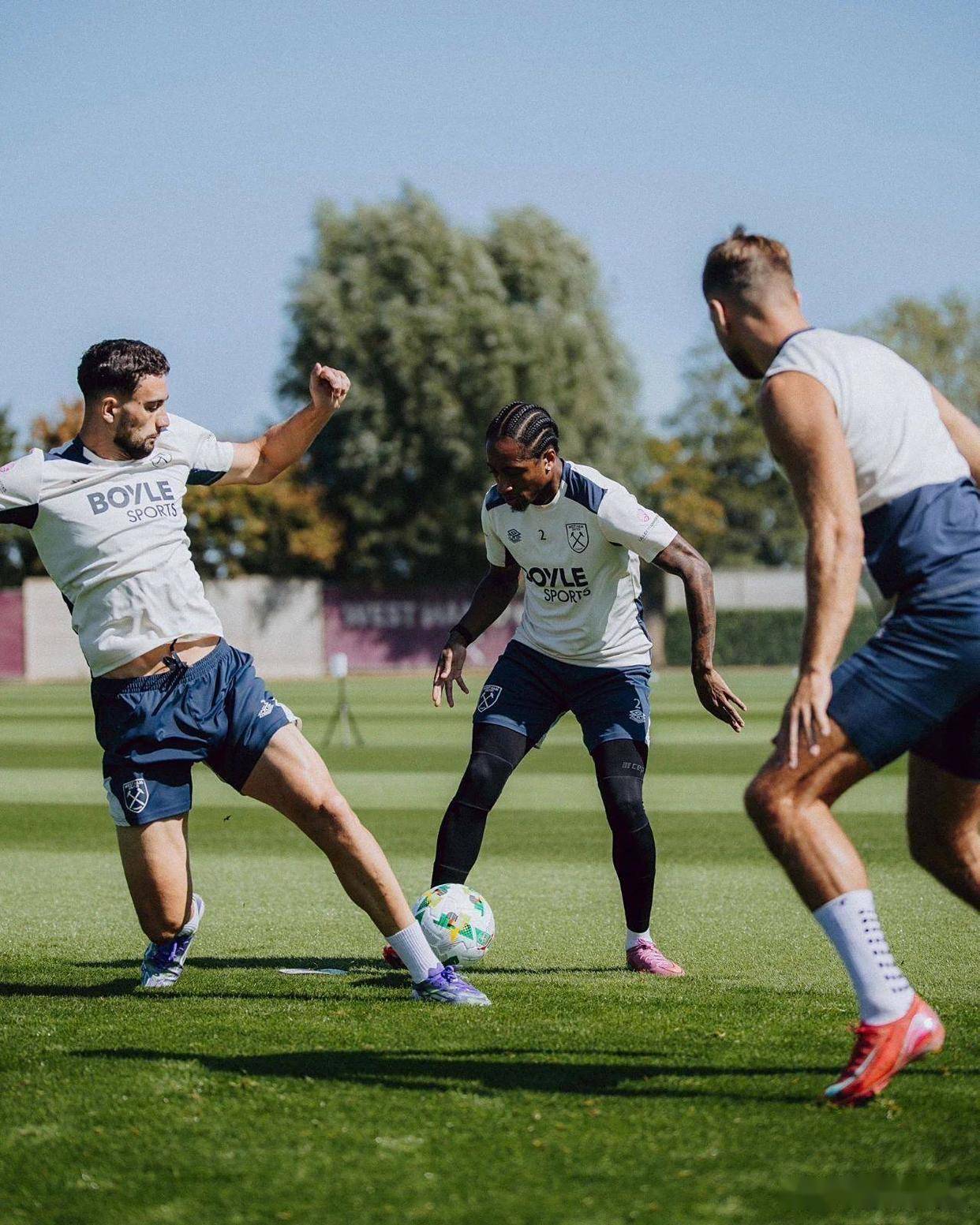 关于西汉姆联客场不敌狼队，排名下滑的信息