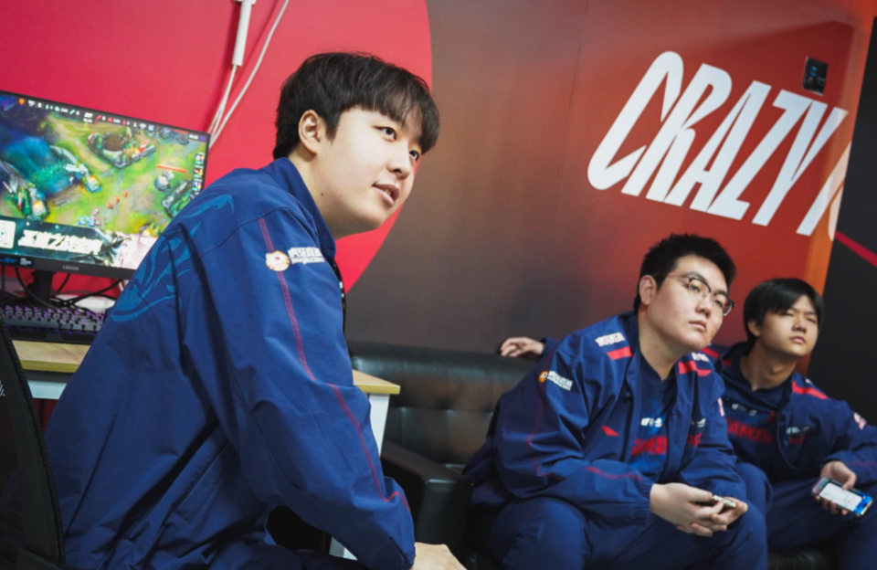 包含T1血洗100T，Ruler团战一打五激烈交锋四强赛，技惊四座的词条