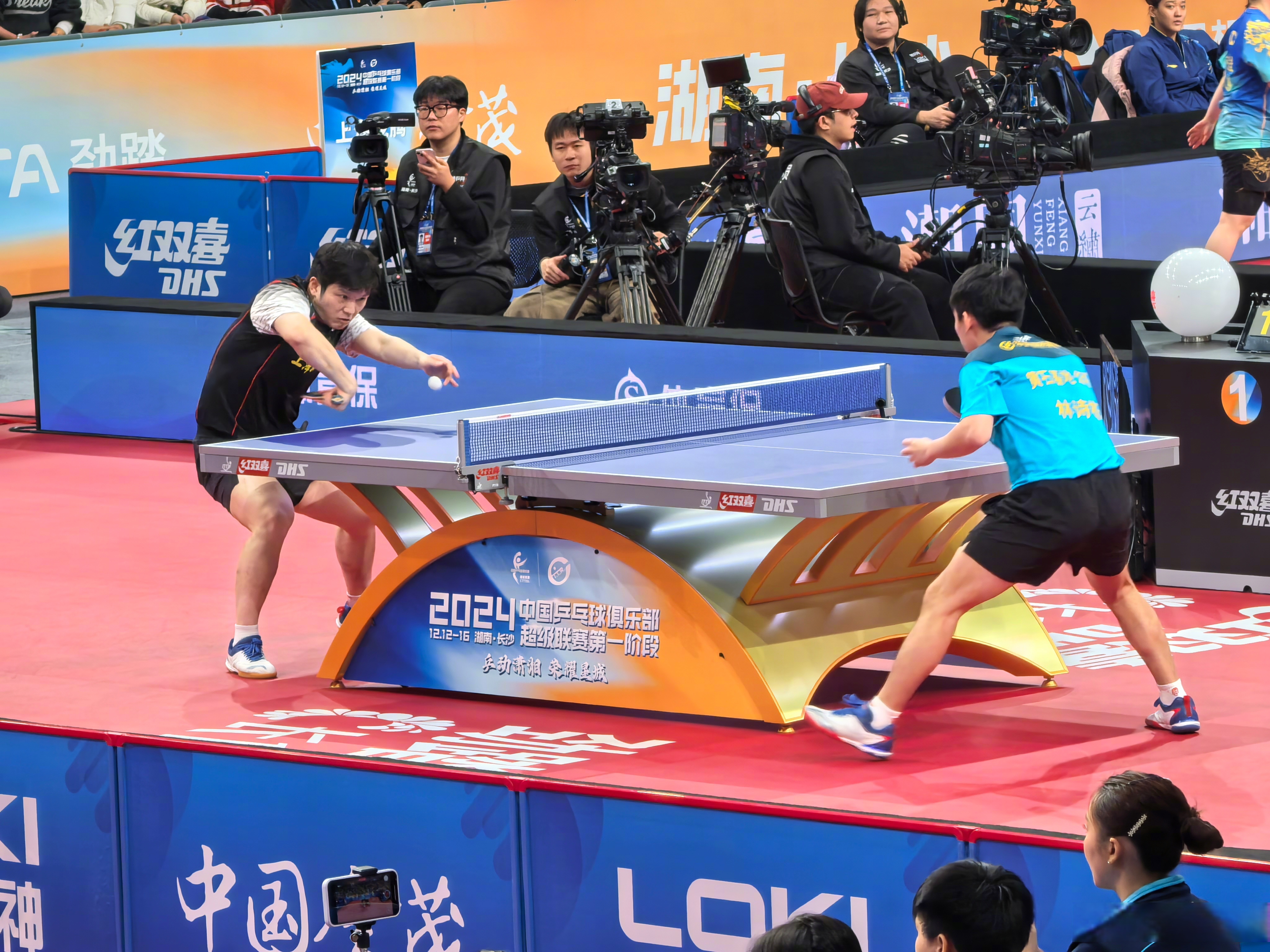 中国队力克葡萄牙队,樊振东统治全场 中国队力克葡萄牙队,樊振东统治全场