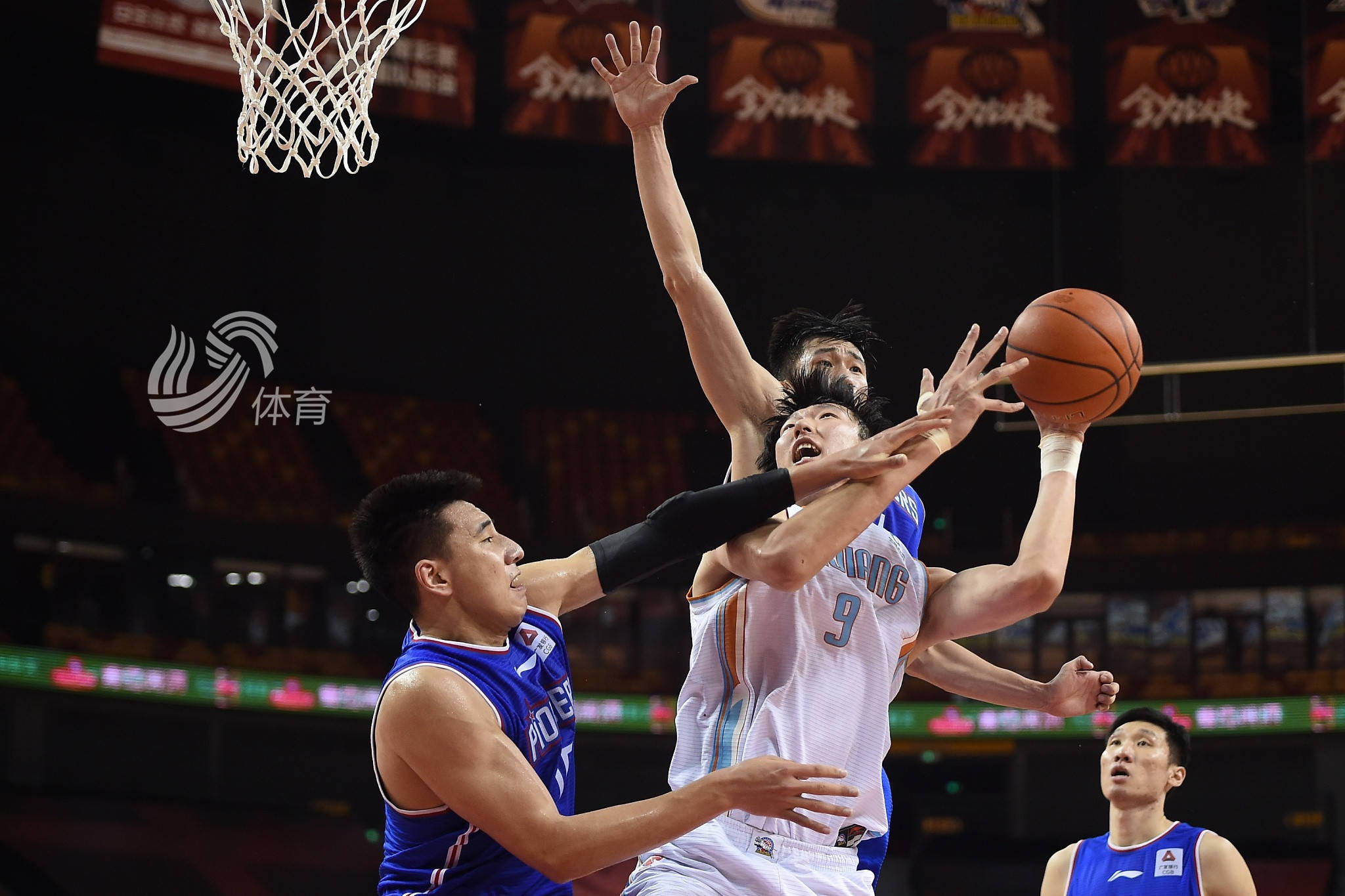 新疆队轻取热火，麦科勒姆带队取胜