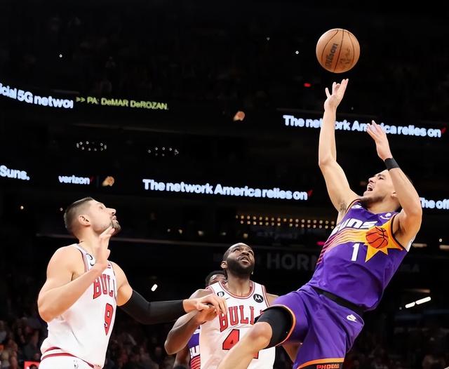 公牛鏖战江苏队,布克点燃赛场 公牛鏖战江苏队,布克点燃赛场