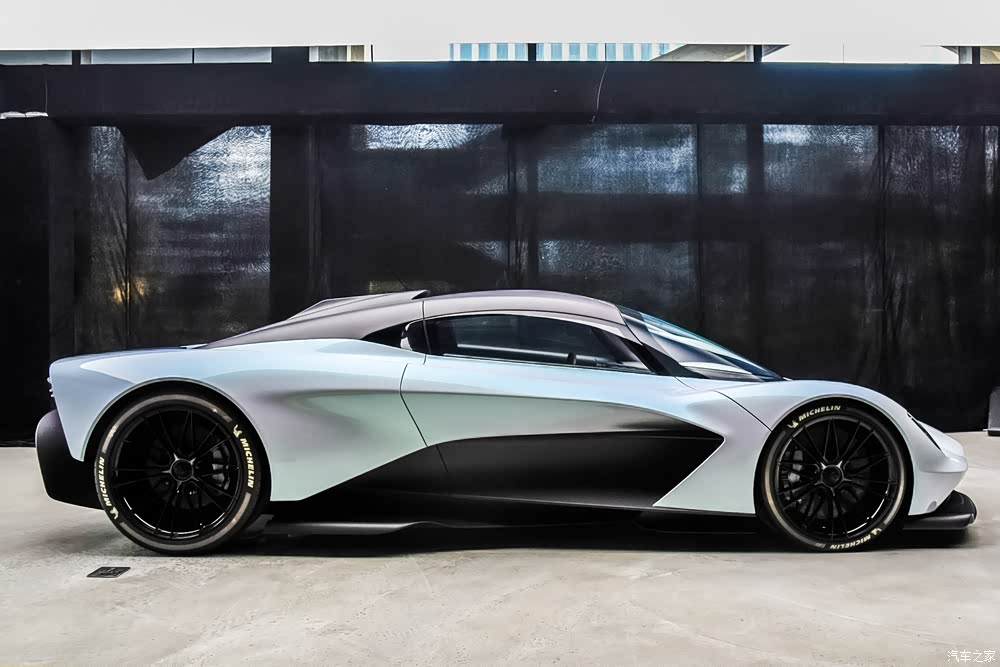 阿斯顿马丁鏖战雷诺车队，塞恩斯扛起全队